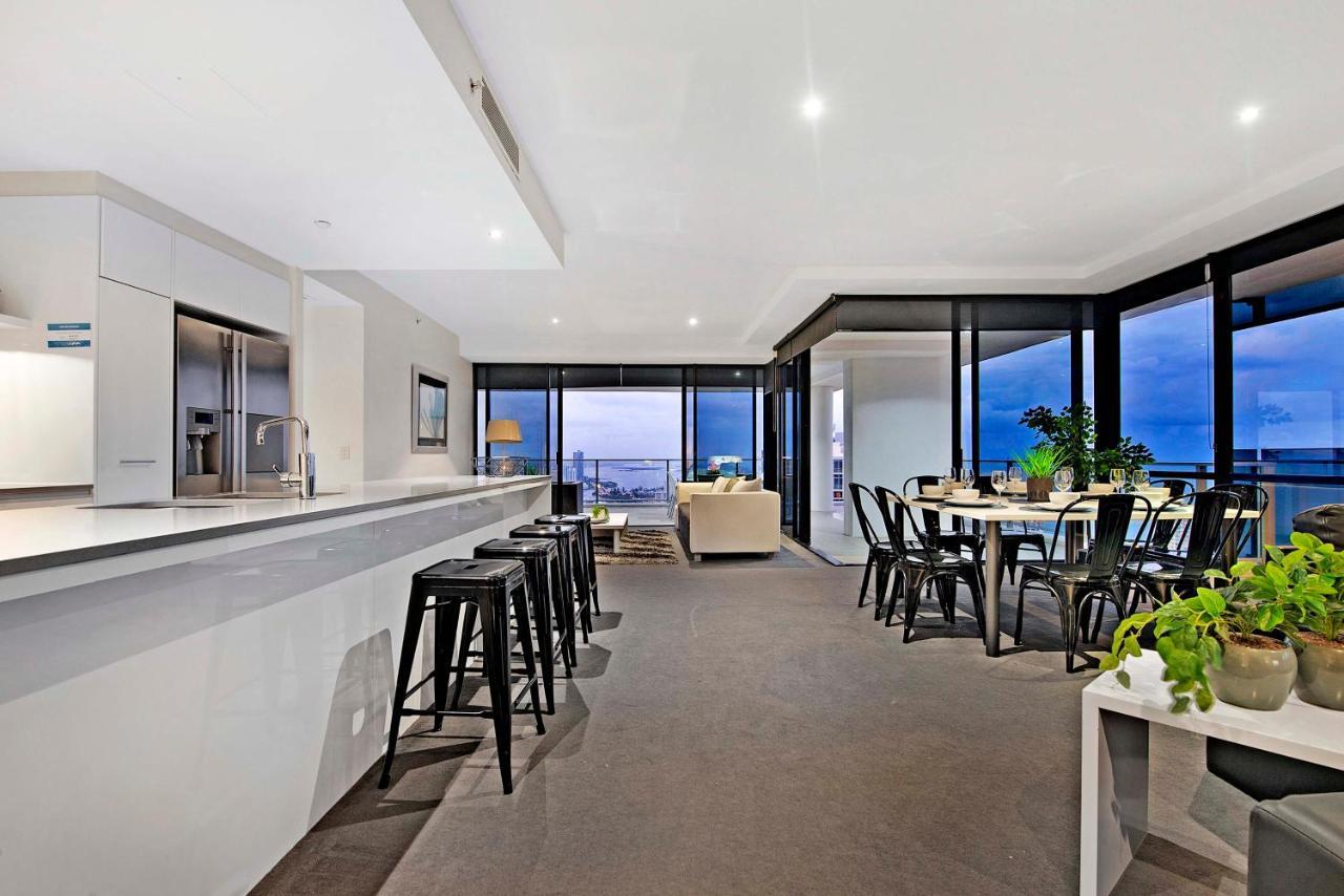 Ocean View Sub Penthouses - Circle On Cavill - Self Contained & Privately Managed Apartment *