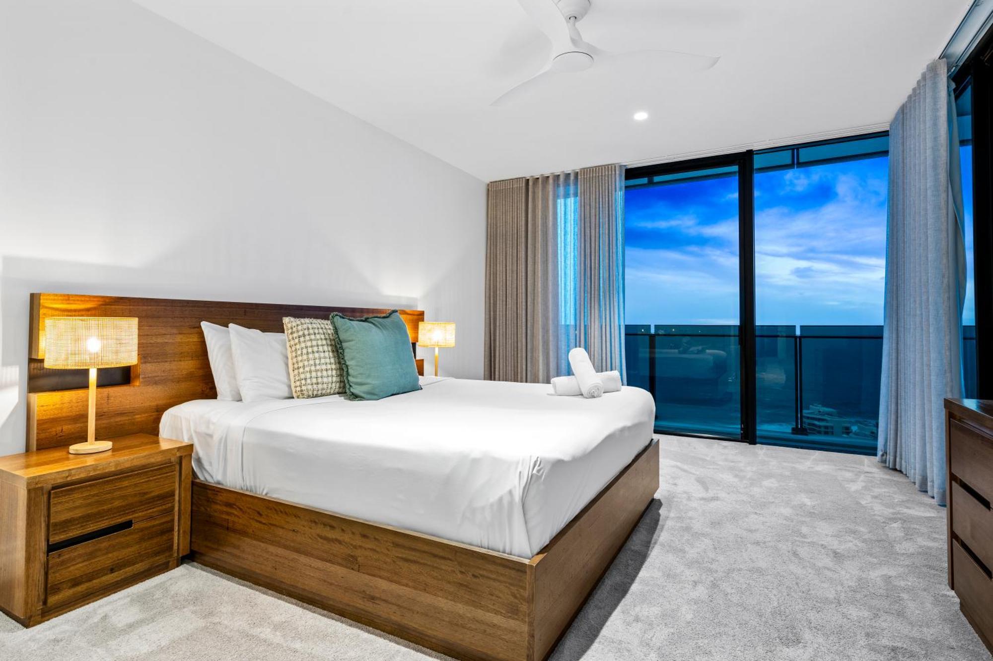 Apartment Ocean View Sub Penthouses - Circle On Cavill - Self Contained & Privately Managed Gold Coast